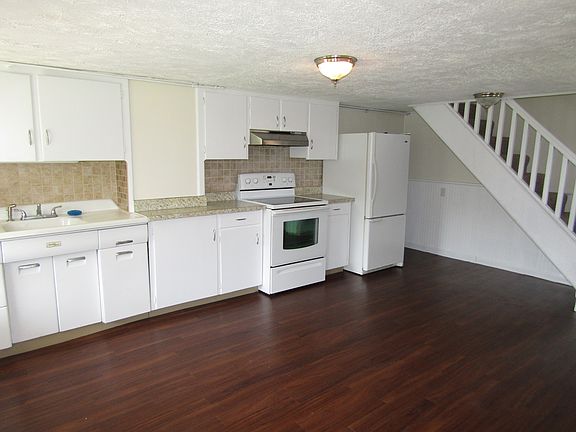 OOH!  BIG KITCHEN!