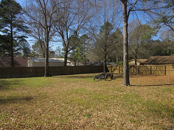 4th image of 19 Brentwood Dr