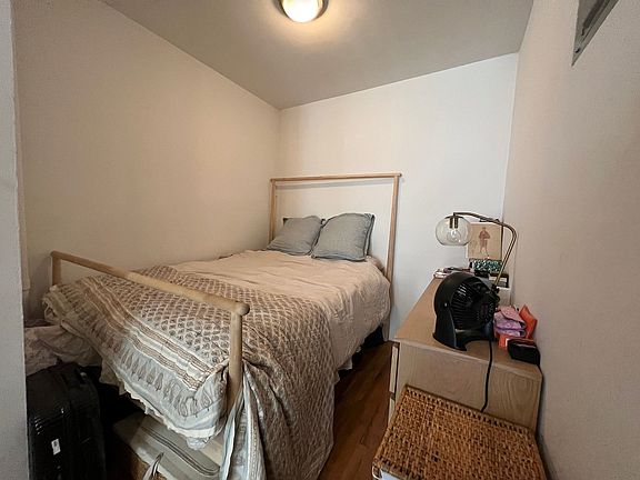 4th image of 211 E 5th St #12