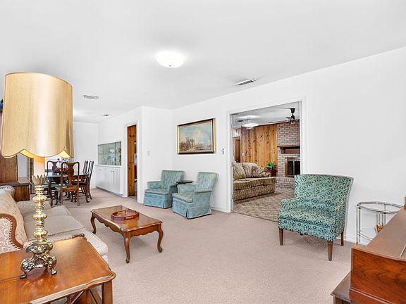 2nd image of 1303 Shadybrook Ln