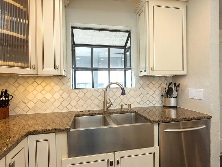 2410 Enfield Rd #10 — Photo 16