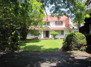 7 Poplar Ct, Great Neck, NY 11024