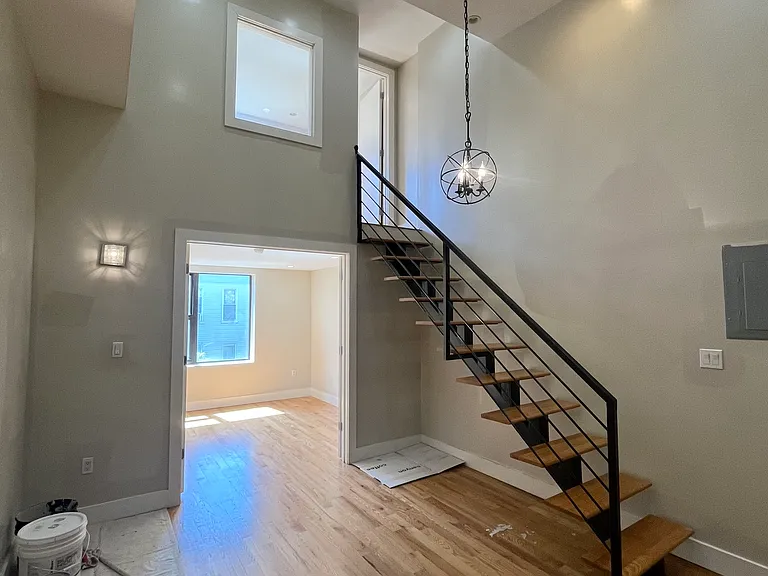 323 Melrose St #3F — Photo 2