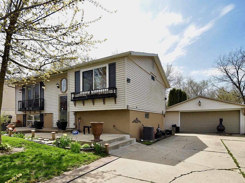 2nd image of 5923 N Wacker Dr
