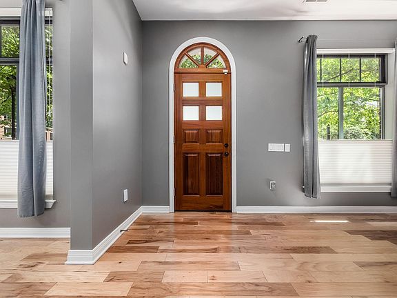 4th image of 251 Daniel Burnham Sq #Townhouse 253
