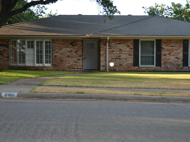 2401 Westridge Dr — Photo 1