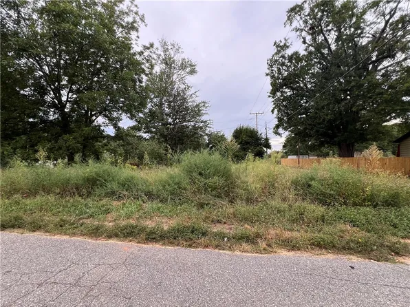 46 S Lyons St, Anderson, SC 29624