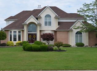 8245 Golden Oak Cir, Williamsville, NY 14221