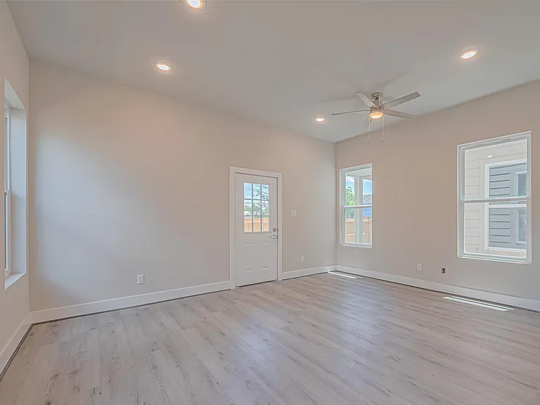 2414 Sam Wilson 1 St — Photo 8
