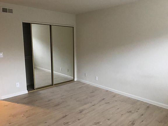 4th image of 121 Exeter Court # Single Floor