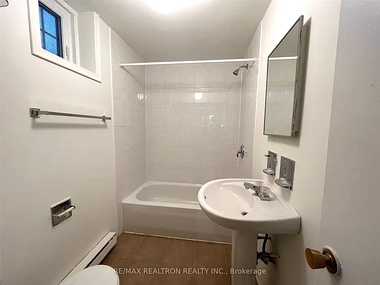 485 Oriole Pkwy #B — Photo 7