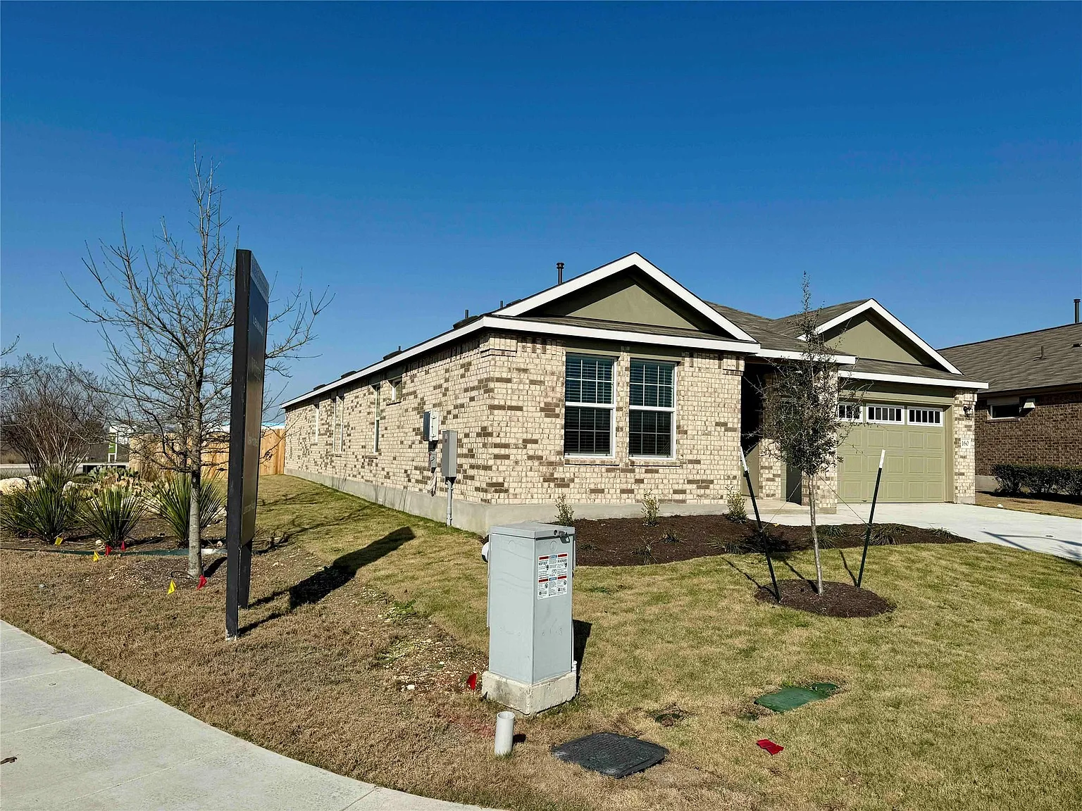 4 bed, 3.0 bath, 2300 sqft, $2,345 — Photo 3