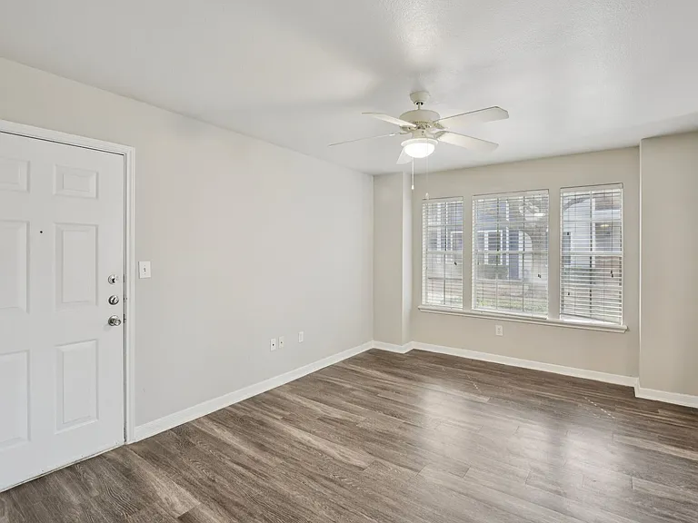 Stonecreek Apartments — Photo 32