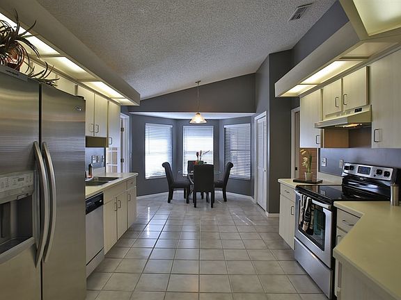 3rd image of 573 Crooked Stick Dr
