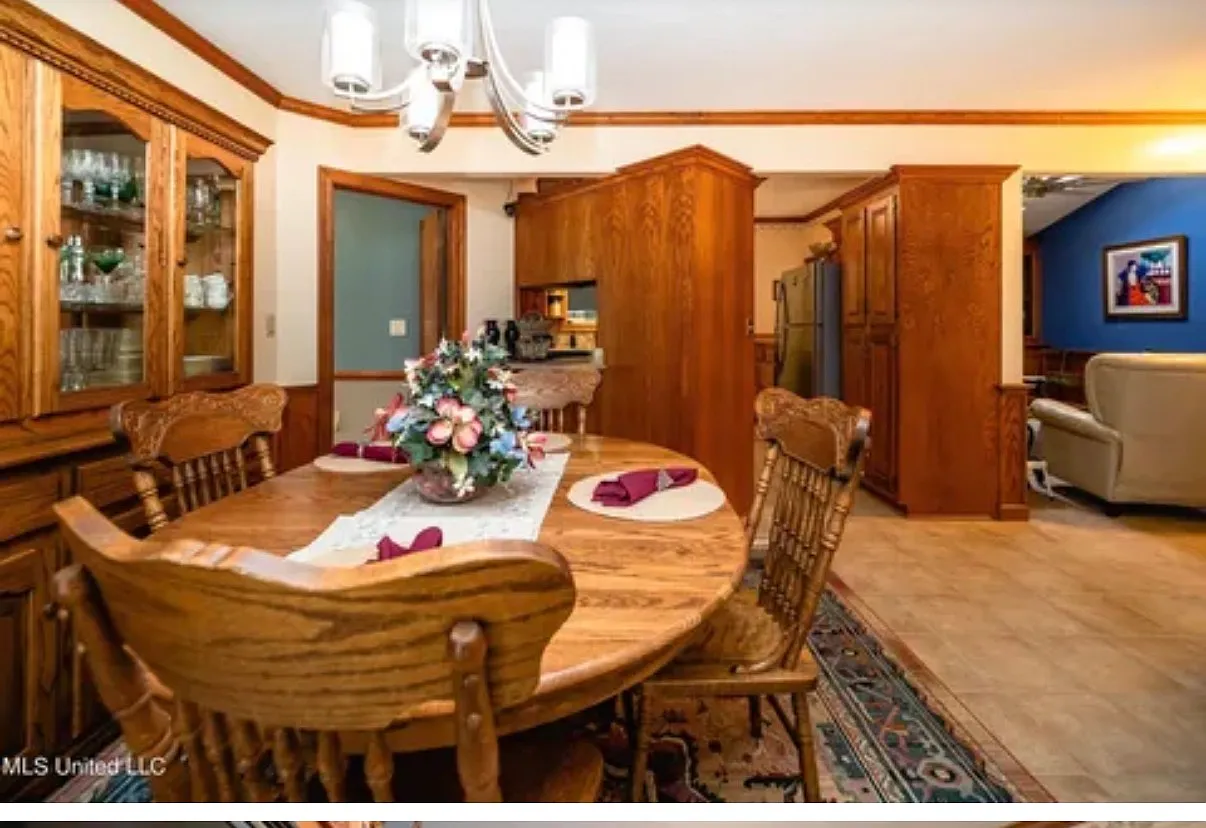 562 S Deerfield Dr — Photo 2