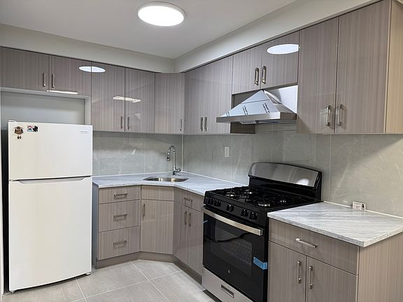 3rd image of 15272 Melbourne Ave #4