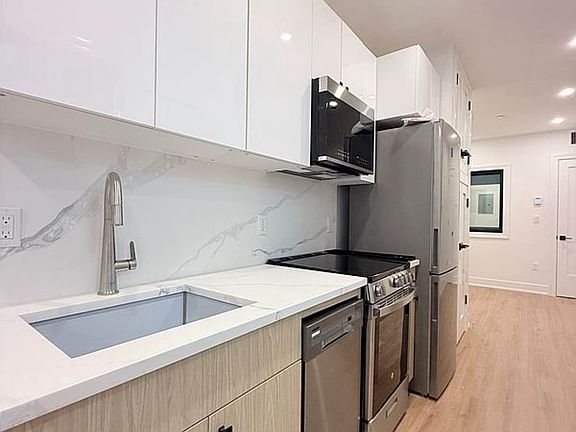 2nd image of 307 W 39th St APT 2E