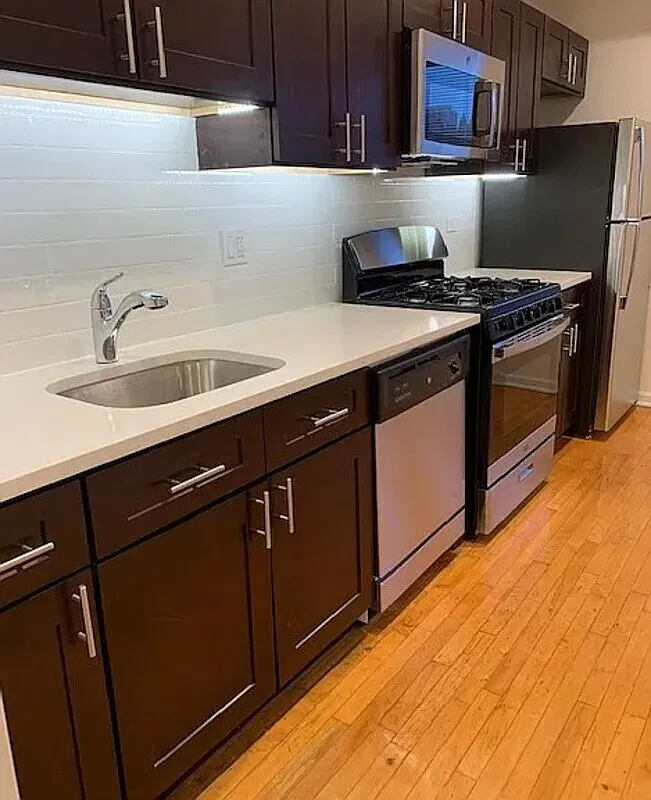 1 bed, 1.0 bath, 696 sqft, $1,979 — Photo 2