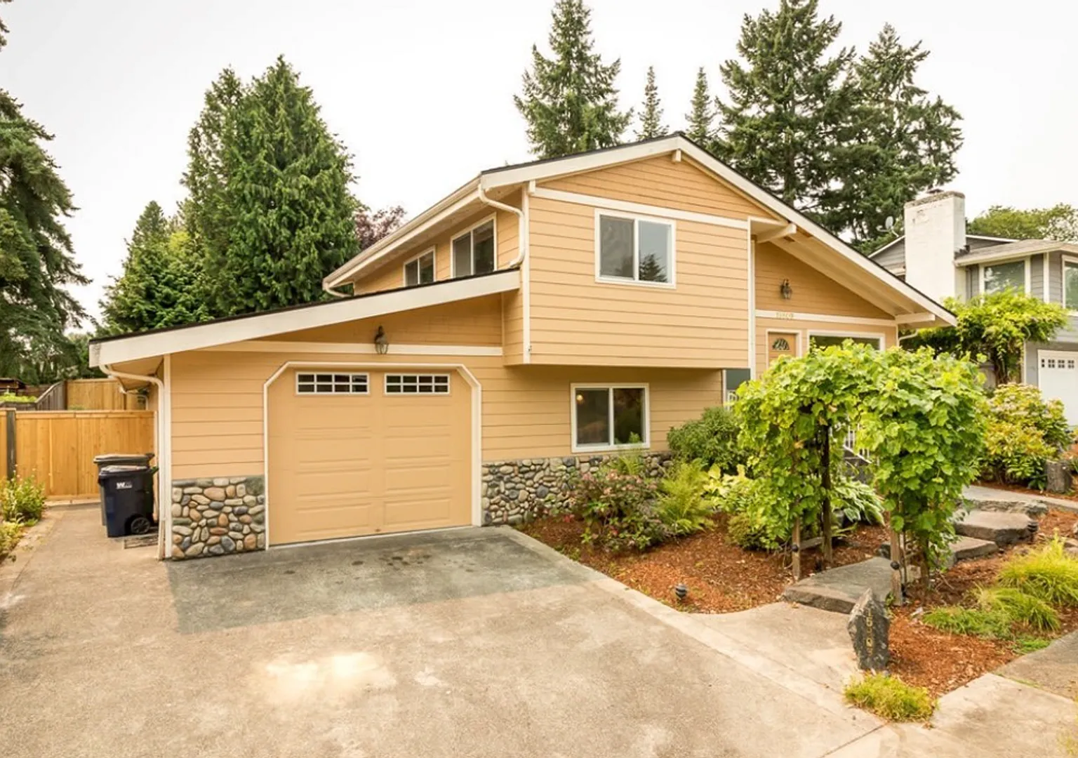 Charming 3-Bed, 2-Bath Tri-Level Home in Redmond, Steps from Marymoor Park" — Photo 2
