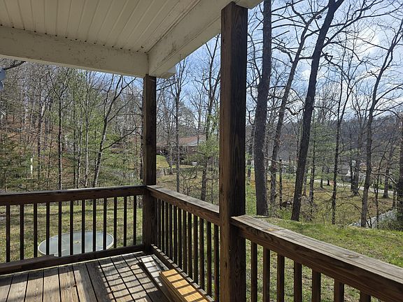 3rd image of 137 King Henry Cir