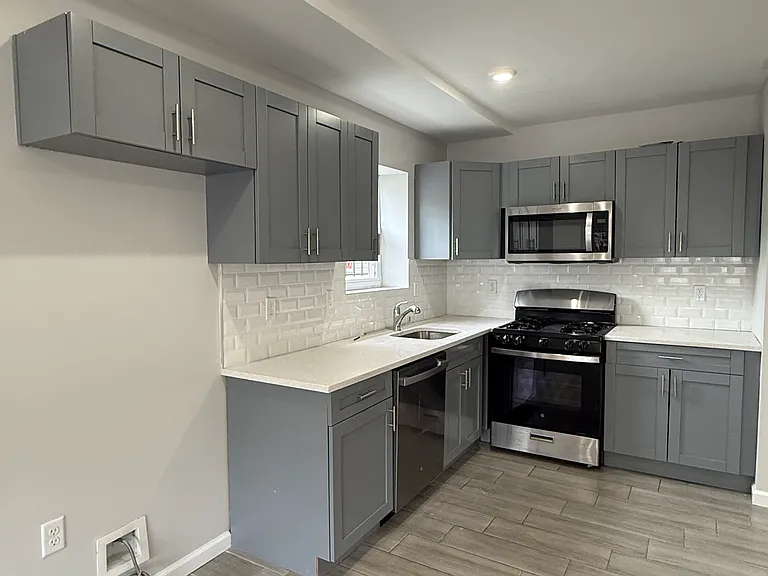 388-390 S 6th St #1 — Photo 2