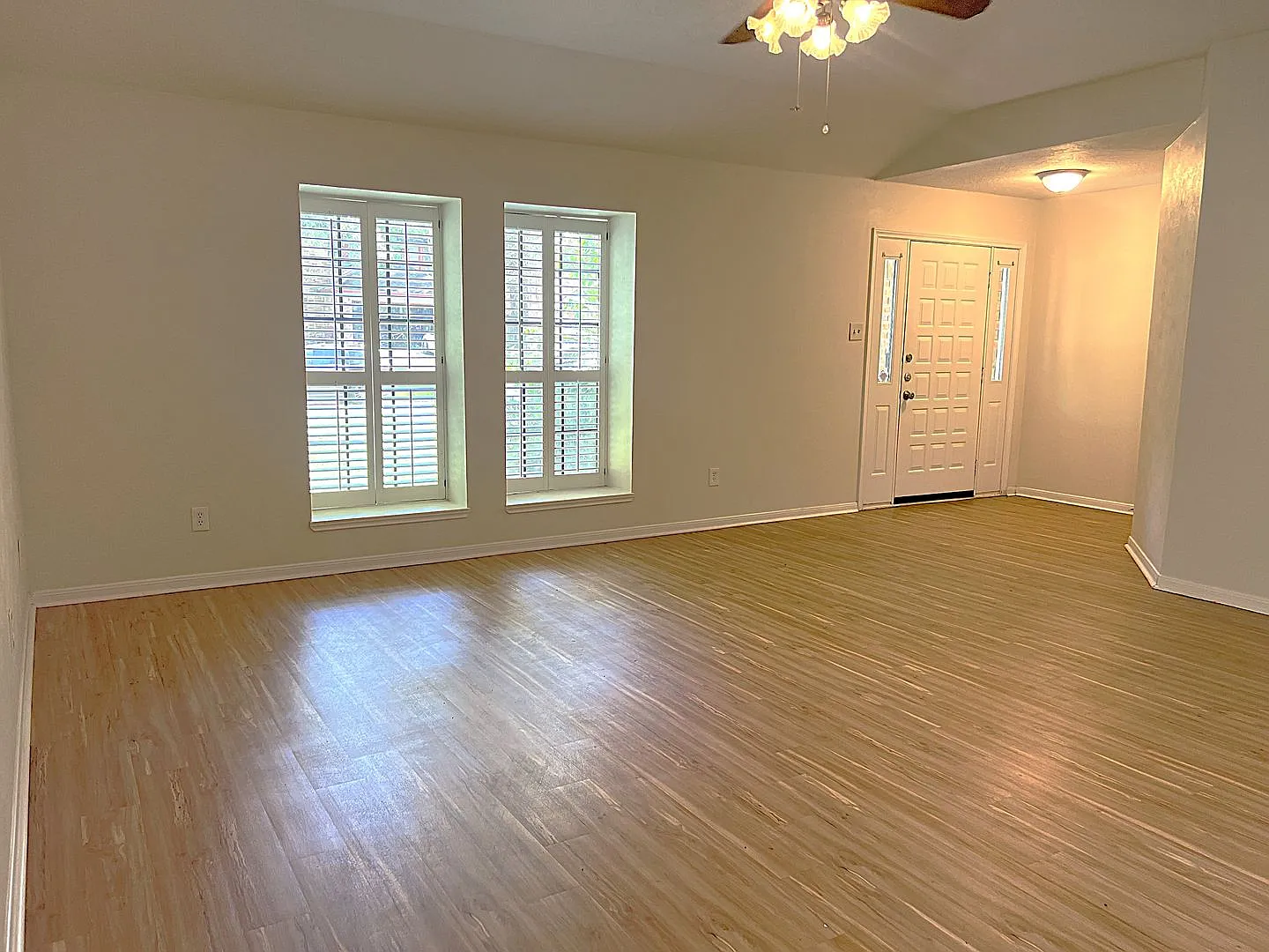 Home for Lease in the Heart of Kingwood — Photo 4
