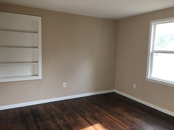 3rd image of 212 Pinebloom Dr