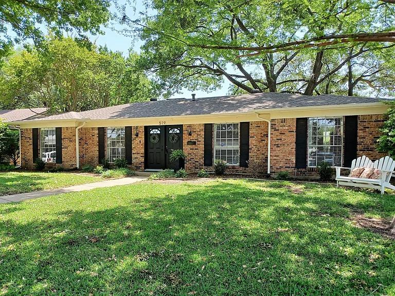 Beautiful Canyon Creek Executive Rental. Short Term Leases Available.