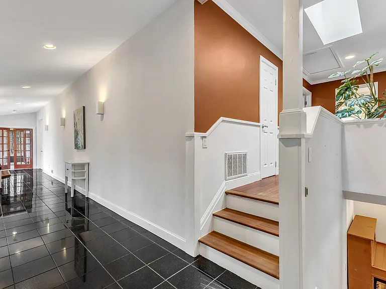 1126 Trailwood Dr — Photo 10