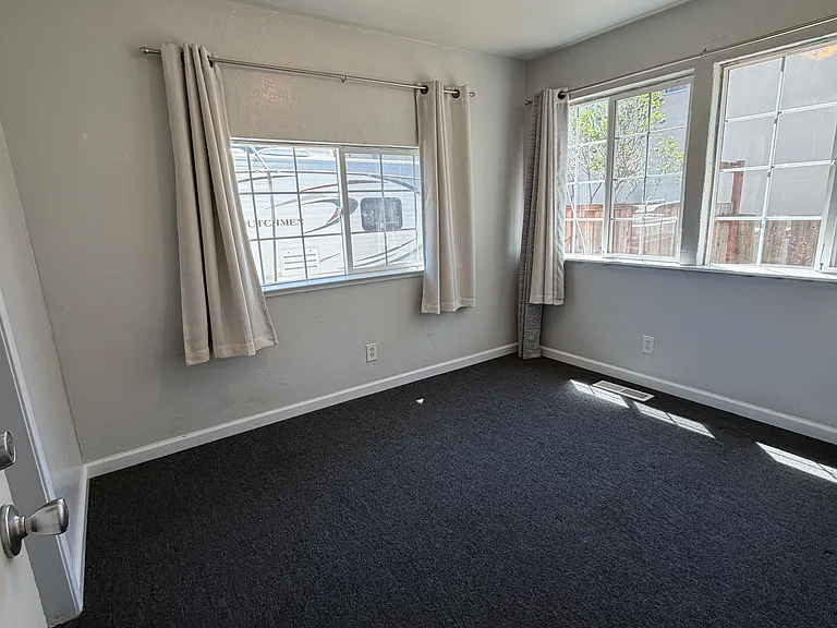 1829 Kinsley St — Photo 36