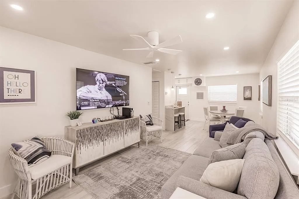 1 bed, 1.0 bath, 696 sqft, $5,970 — Photo 3