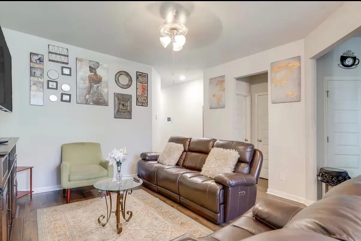 3 bed, 2.5 bath, 1400 sqft, $2,200 — Photo 4