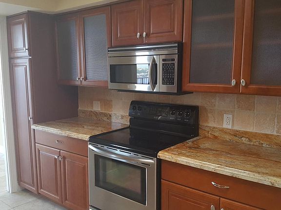 3rd image of 122 Lakeshore Dr Penthouse 33
