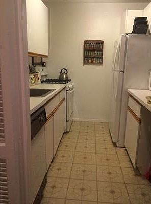 2nd image of 9 Hawthorne Pl #72078251