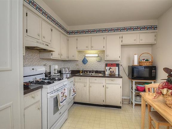 3rd image of 72 W Wrightwood Ave
