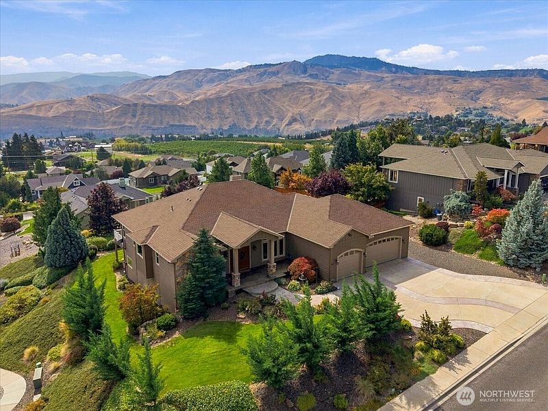3rd image of 905 Golden Crest Drive