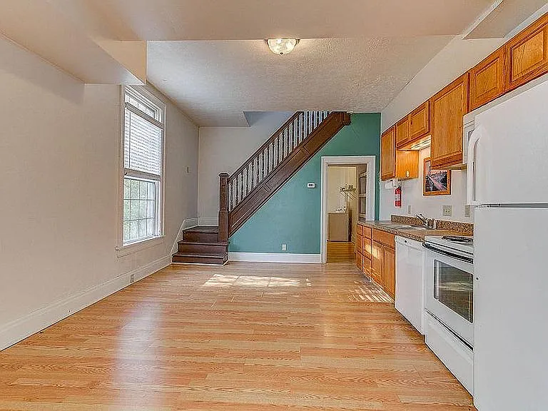 3 bed, 1000 sqft, $2,100 — Photo 2