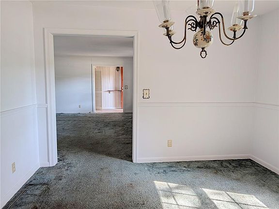 3rd image of 405 Woodland St