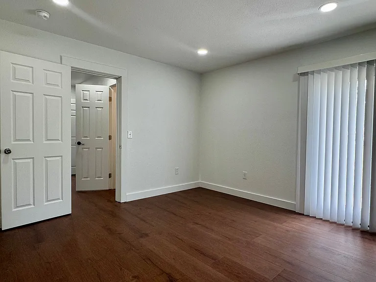 16 Ventura Blvd — Photo 11