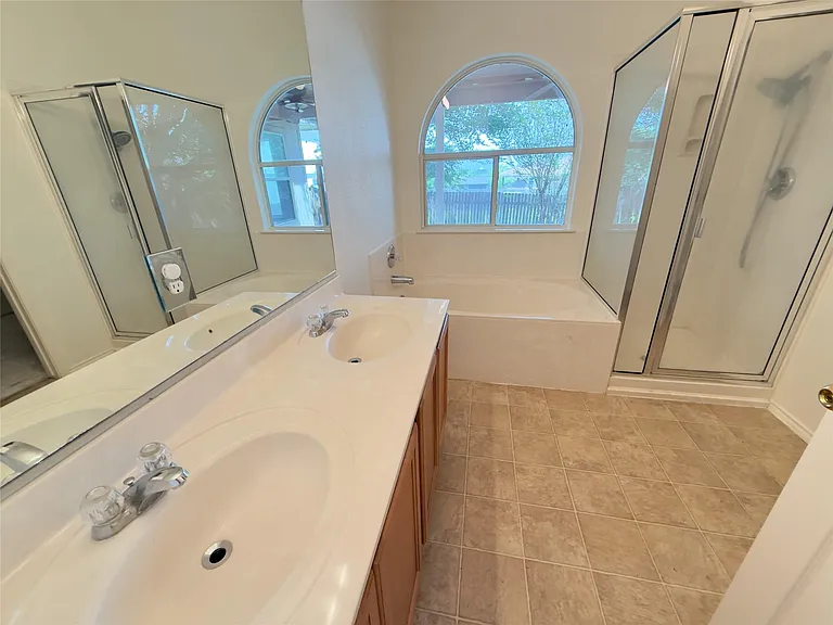 339 Oxford Dr — Photo 6