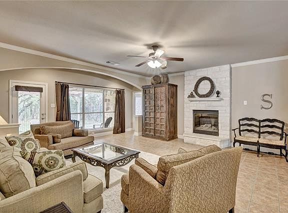 5th image of 301 Shea Dr