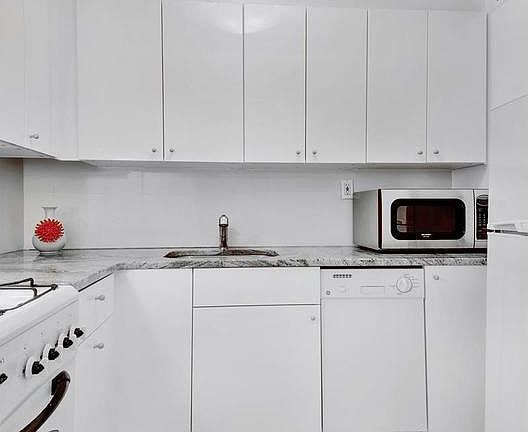 4th image of 401 E 86th St APT 9L