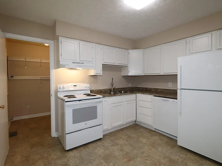 212 Foxwood Dr — Photo 7