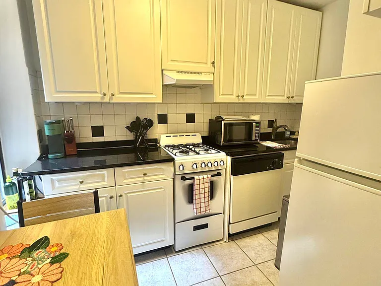 512 E 80th St #7 — Photo 2