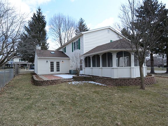 Beautiful Screened Porch and Brick Paver Patio