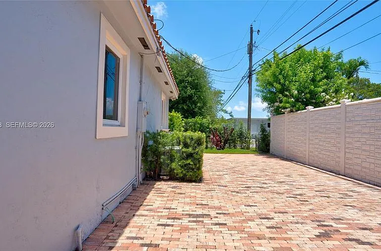 500 SW 51st Ct #1 — Photo 8
