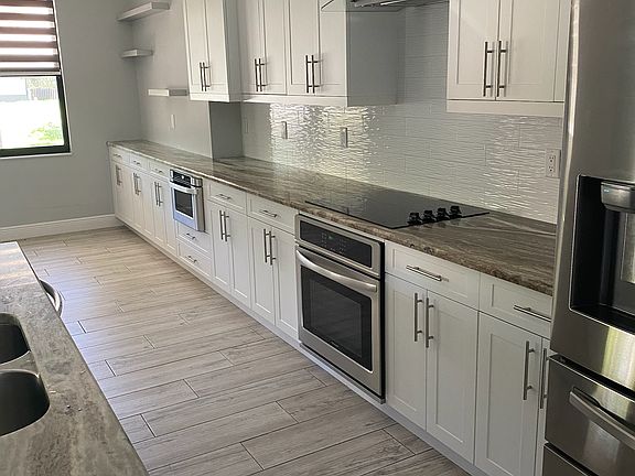 4th image of 582 Everglades Blvd S