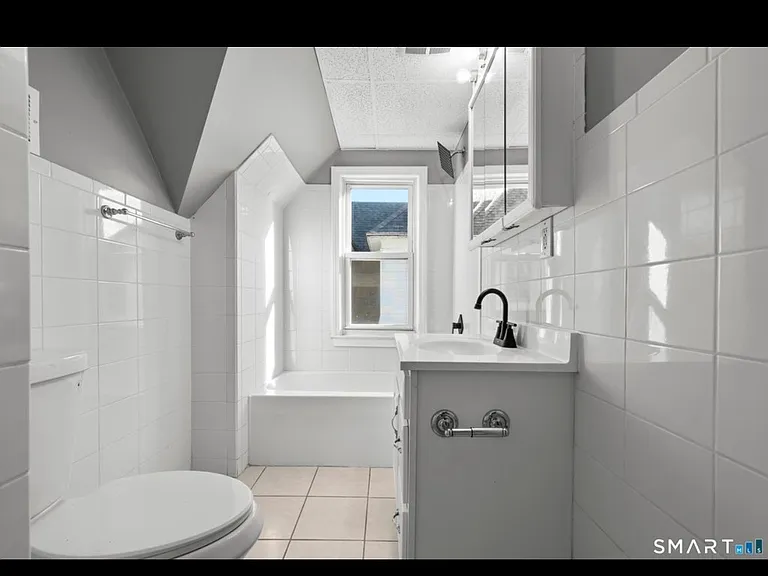 362-364 Sigourney St #3 — Photo 3