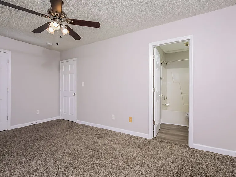 101 Mayfair Ct — Photo 10
