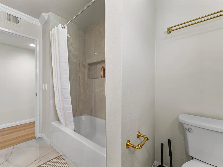 16932 Edgewater Ln — Photo 6